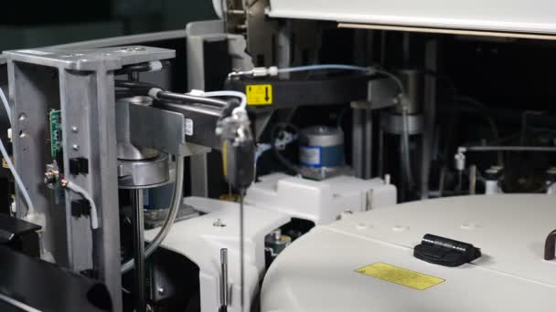 Închide analizorul robotic automat medical al materialului biologic uman în laboratorul de științe biologice. Cateterul mecanic se mișcă încet pentru a efectua analize de testare. Echipament electric științific — Videoclip de stoc