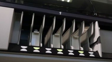 Hastalık önleme kavramı. Analiz için biyolojik numuneler ile mavi eldiven kadın el kartuş ekleme. Otomatik biyokimya analizörü biyomalzeme araştırma otomatik sürecinin bir parçası. 4k