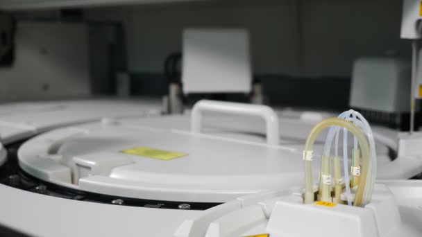 Modern laboratorie maskin kontrollerar automatiskt blodprov på sjukhus. Laboratorieutrustning, immunoassay och klinisk kemi analysator, kemisk patologi, medicinsk biokemi, blod och urin — Stockvideo