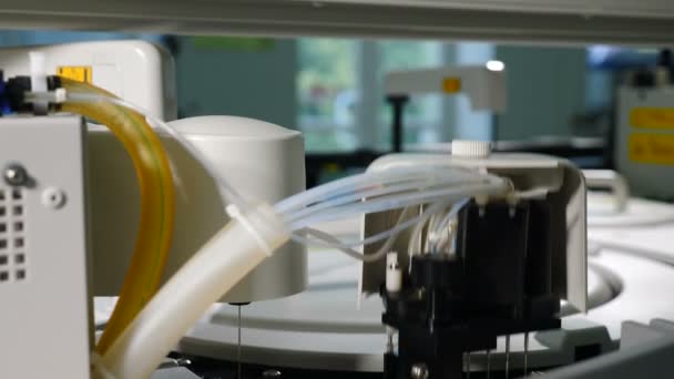 Concept de santé. Dispositif médical professionnel fait l'analyse de sang humain, racks pour mettre des échantillons et des tubes sanguins chargés dans l'analyseur automatisé dans le laboratoire médical. 4k — Video