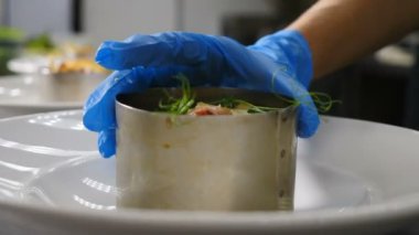 Restoran salatası servisi. Yemek pişirme videosu. Aşçılığa yükselen şefin yakın çekimi. Vejetaryen salatası. 4K 'da çekilmiş.