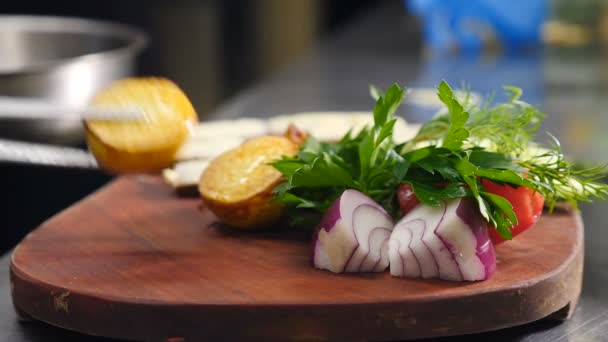 Comida de restaurante. Fecha. Chef colocar batata frita bem feito a bordo usando o tong inoxidável servindo lanches para os visitantes. Comida pouco saudável. Tiros em 4K — Vídeo de Stock