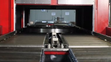 Yön tesisinde montaj hattı. Makineler ve endüstri konsepti. Daha ileri bir aşamaya naklediliyor. Kapatın. 4K 'da çekilmiş.