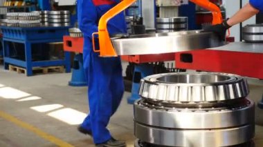 Büyük bir toplantı. Kapatın. İşçiler rampanın bir kısmını kaldırıyor. Ağır makineler konsepti. Üretimin bir parçası. 4K 'da çekilmiş.