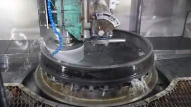 Devasa bilye işleme fabrikası. Ağır sanayi ve makine konsepti. Yüzey cilası. Su soğutma teknolojisi. 4K 'da çekilmiş.