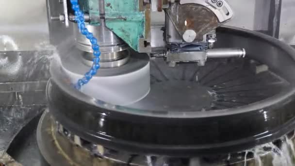 Wasserstrahlen kühlen Teile während des Produktionsprozesses in der Fabrik. Lagerfabrik. Metallarbeiten. Kein Volk. automatisierte Lagerverarbeitungsanlage. Schuss in 4k — Stockvideo