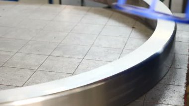 Küçük taşınabilir lazer oymacısı. Çelik yüzeyde lazer işaretleme makinesi oyması. Lazer, metal üzerine oyma yapıyor. Yakın plan. 4K 'da çekilmiş.