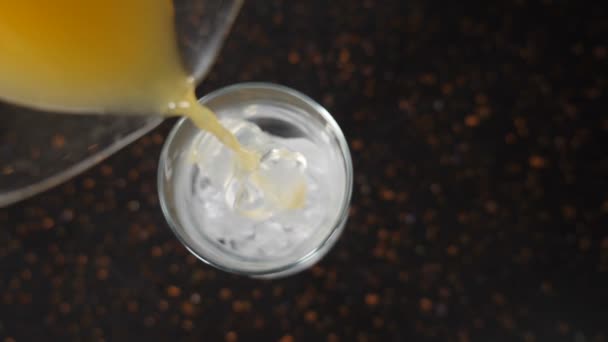 Barman verser le sirop de jus dans un verre transparent. Vue de dessus. Concept de fabrication de cocktails. Ferme là. Tourné sur le comptoir du bar noir. Tourné en HD — Video