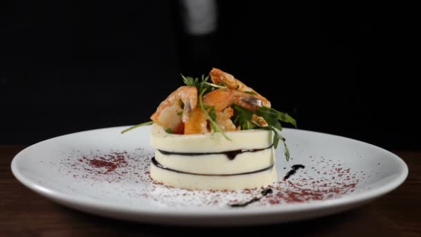 Cocinar comida en el restaurante. Dibujo en plato blanco. Sirviendo ensaladas. Buena cocina. Vinagre balsámico vertido en la ensalada de la firma de arriba en cámara lenta 4 k metraje — Vídeos de Stock