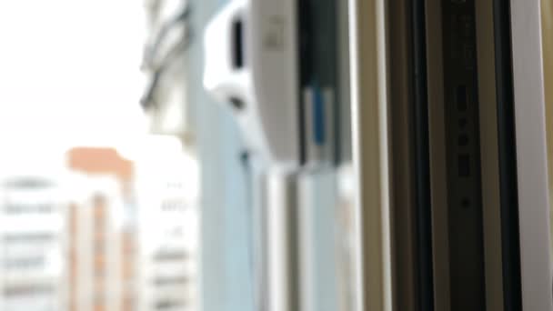 Робот для чищення вікон на роботі. Обслуговування будинку та концепція прибирання. Невелика біла робота скляна шайба рухається і обертається на вікнах квартири крупним планом. Сучасні розумні прибиральники вікон. 4k — стокове відео