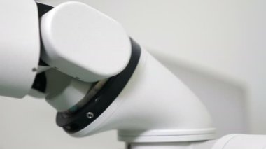 Tedavi hastaları için mikroskop aletleri olan modern diş kliniği. Tıbbi ekipmanlar bulanıklıktan geliyor. Özel Klinikte sunum. 4k görüntü
