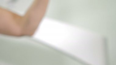 Tedavi hastaları için mikroskop aletleri olan modern diş kliniği. Doktor koruyucu eldiven takıp tıbbi ekipmanları odaklıyor. Özel Klinikte sunum. 4k görüntü