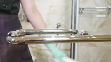 Krom kaplama tuvaletler, bidonlar. Vinç ve kapı kollarını cilalamak. Otelde temizlik. Otel çalışanlarının banyo saplarını silerken yakın plan çekimleri, iskan binasının tuvaletinde banyo küveti. Vuruldu.