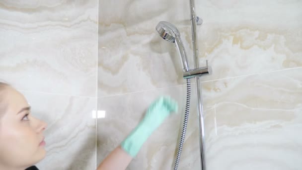 Reinigung verchromter Badezimmer, Dusche, Bidets. Polieren von Kran und Griffen. Reinigung im Hotel. Nahaufnahme des Zimmermädchens vom Hotelpersonal, das Badegriffe wischt, Badewanne in der Toilette. 4k-Video — Stockvideo