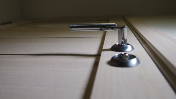 Vue en angle bas. Mains masculines ouvrant la porte en bois tournant la clé pour déverrouiller la porte du bureau. Poignée de porte ouverte Images de 4 k — Video