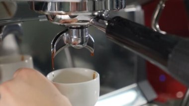 Kahve espresso makinesinden taze kahve yapmak. Yavaş çekim yemek videosu. Espresso kahvesi bardaki ya da kafedeki bardağa akan otomatik makine tarafından demleniyor. Tam Hd