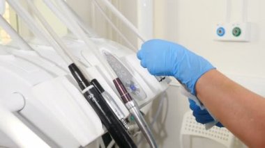 İşlem, temizlik, sterilizasyon ve diş hekimliğinde tıbbi dezenfekte, ameliyat tesisi. Asistanının yakın çekimi tıbbi cihazları dezenfektan solüsyonuyla siliyor. 4 bin.