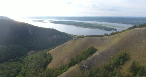 Russie, région de Samara. Vue aérienne des montagnes de Zhiguli avec des arbres verts et la Volga dans le parc national de Samarskaya Luka. Images de 4 k