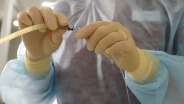 Προετοιμασία για ιατρική επέμβαση. Close-up άποψη της ιατρικής νοσοκόμα σύνδεση σταγονόμετρο φάρμακο. Το χειρουργείο ετοιμάζεται. Υγιεινή έννοια. 4 k βίντεο — Αρχείο Βίντεο