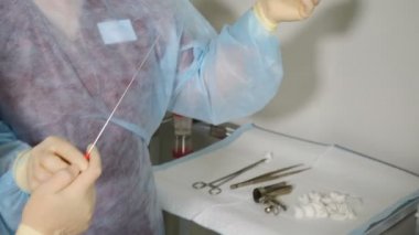 Jinekolojik cerrahi, jinekoloğun ultrason cihazı tüp bebek foliküler ponksiyonu kullanarak ameliyat yaptığı yakın çekim. Yakın plan. 4k video