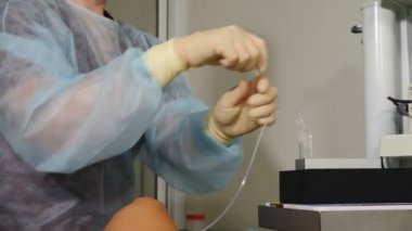 Ivf foliküler ponksiyon, bayan doktor asistanı oocyte için boş test tüpü tutuyor, pembe medya sıvısı için plastik şişeyi geçirmek için hemşire hazır, yumurta alma prosedürü. 4k video