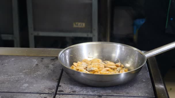 Un primo piano di gamberetti fritti in padella. Gamberetti arrosto con erbe. Frutti di mare, molluschi. Gamberetti Gamberetti grigliati con spezie su pentola. piatto viene versato da salsa, condimento. 4K video — Video Stock