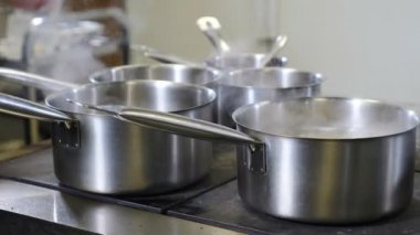 Restoran mutfağı konsepti çok yoğun. Aşçılar ve mutfak personeli ticari mutfakta yemek hazırlayıp servis ediyor. Acele et. Kapatın. Fırlatmak, sosis dökmek ve kızartma tavasına dönmek. 4K 'da çekilmiş.