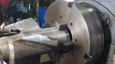 Derrick ekipmanı üretiyor, yakın plan. CNC Torna Makinesi Fabrika 'daki Metal Detayı. Detaylar değişiyor. Metal İnşaat Fabrikası 'nda torna tezgahı. Ağır sanayi ve metal işi. 4k video