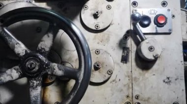 Metal fabrikası. Fabrikada metal parçaları üretiyorlar. Metal işçiliği için makine aletleri. Torna tezgahında çelik işçiliği. Metal modern işleme teknolojisi kesiliyor. 4 bin.
