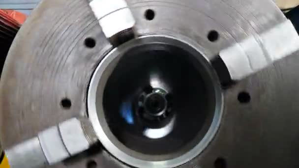 Detalle de metal redondo girando dentro de la máquina de pulir, produciendo equipo de perforación, primer plano. fabricante de tecnología en proceso de operación en la fábrica de la industria. 4 k vídeo — Vídeo de stock