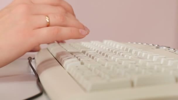 秘書とオフィスのコンセプト。コンピュータの白いキーボードに入力する女性の手のクローズアップビュー。4リアルタイムで撮影されたk映像. — ストック動画