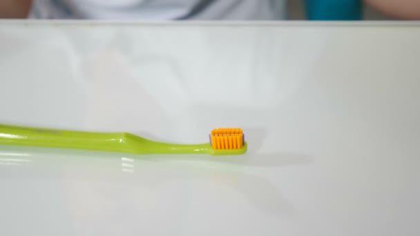 Higiene oral para aparelhos dentários. Conceito de Tratamento Ortodôntico. Ensinar odontologia. Dentista mostrando como limpar os dentes com escova especial para dentes com sistema de suporte. 4 k vídeo — Vídeo de Stock