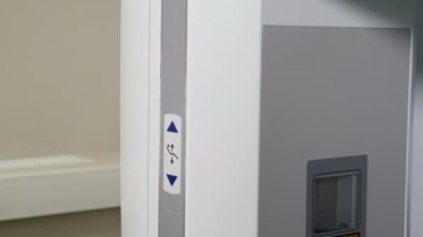 Sağlık sigortası konsepti. Diş kliniğindeki MRI cihazında panoramik röntgen ya da MR taraması yapmak için tanımlanamayan doktor düğmesine basıyor. Diş bilgisayarı tomografisi. Röntgen taraması. 4k video