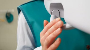Modern diş kliniğinde diş tomografisi. Tomografi makinesinin kadın el ele tutuşmasını yakından çek. Tıbbi röntgen prosedürüne hazır. Panoramik röntgen ya da MR taraması yapın. 4 bin.