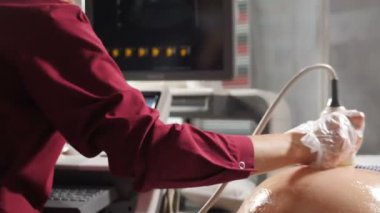 Ultrasonografi ile doğum öncesi testler. Ultrason uzmanı hamile kadını yakından muayene ediyor. Ultrasonografi süreci, hastanede sağlık teşhisi. 4k video