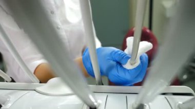 Hastalar için dişçi dolabı hazırlanıyor. Modern dişçilikte temizlik ve dezenfeksiyon tükürüğü fırlatıcısı. Klinikte sterilizasyon ve dezenfekte tıbbi diş ünitesi, temiz tıbbi tesis. 4k video