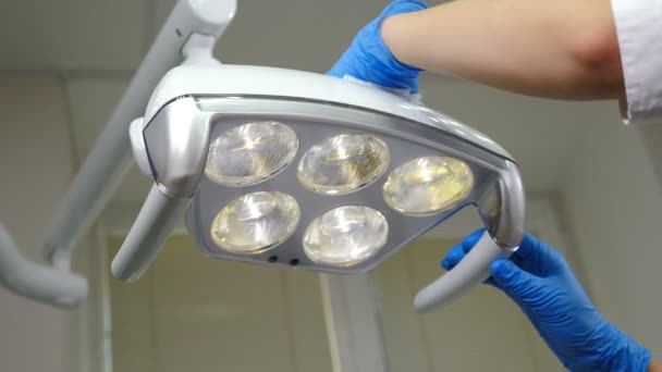 임상 위생의 개념. .. 불임수술과 소독 된 치과용 치과 램프를 치과에서 닦고, 환자를 치료하기 전에 치과 캐비닛 사무실을 준비 한다. 4k 비디오 — 비디오