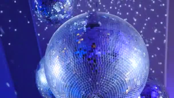 Disco boll med ljusa strålar, nattfest med blå bakgrund. Fest danssal fest på nattklubb med massor av flashiga färger. Roterande discospegelboll. 4 k video — Stockvideo