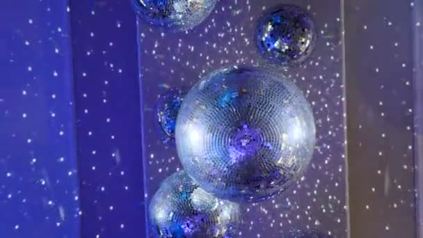 Concepto de fiesta disco nocturno. Bola disco de música ligera sobre fondo azul. Bola disco giratoria en discoteca con efectos brillantes. Spinning brillante bola disco espejo girando en las luces de discoteca, fiesta — Vídeo de stock