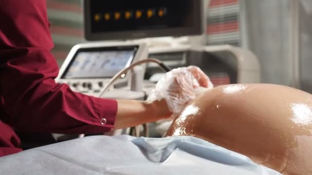 Test prénatal avec échographie. spécialiste de l'échographie examine la femme enceinte, gros plan. Processus d'échographie, Diagnostic de santé à l'hôpital. Vidéo 4 k — Video