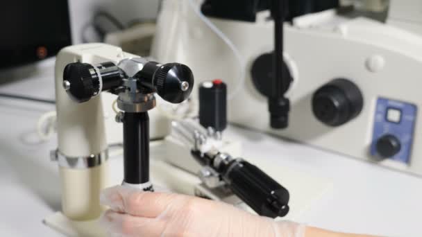 Artificiell insemination i vetenskapligt laboratorium i mikroskop. Fertilitet specialist utför icsi ivf förfarande flytta joystick för att justera mikromanipulator nålar. 4 k video — Stockvideo