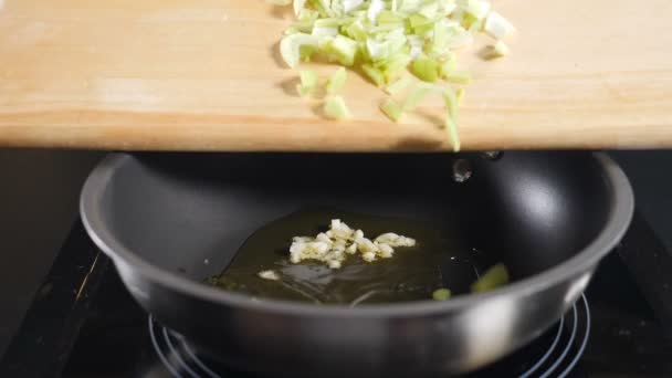 Risotto voedselingrediënten die in slow motion op de koekenpan worden gegoten. Kok koken heerlijke zeevruchten risotto in Italiaans restaurant. Vol hd — Stockvideo