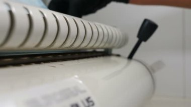 Diş kliniğinde sterilizasyon, bakteriyel arıtma ve dezenfeksiyon. İşlem için otoklava koymadan önce hemşireler özel el işi kağıt torbalara ekipman koyuyorlar. 4k video