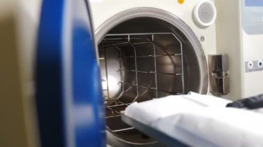 Diş kliniğinde sterilizasyon, bakteriyel arıtma ve dezenfeksiyon. Hemşire işlemler için aletleri özel el işi kağıt torbalara koyuyor. 4k video