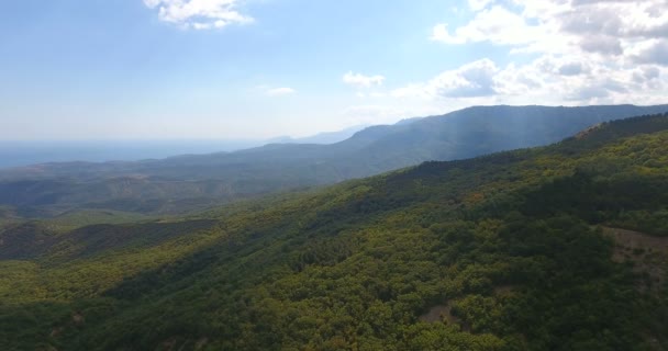 崖や山とクリミアの風景の空中ビュー。クリミア半島の人気のある観光地。美しい大地だ。旅行キャンプ、観光、ハイキングのアルピニズムの概念。4 kビデオ — ストック動画