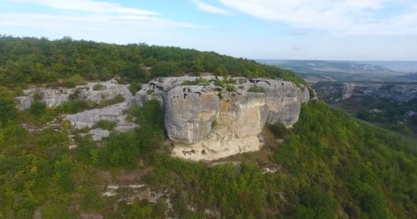 Αεροφωτογραφία της φύσης της Κριμαίας, βράχων και βουνών. Πετώντας κοντά σε έναν τεράστιο βράχο. Κριμαία τοπίο με βράχια και βουνά. Απόκρημνος γκρεμός και βουνοπλαγιά. 4 k βίντεο — Αρχείο Βίντεο