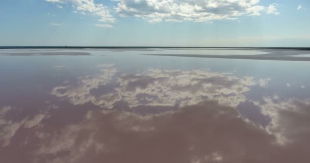 Flygfoto över vackra havet horisont med himmel reflektion i Krim. Svarta havet. Vacker antenn drönare utsikt havsutsikt på sommaren solig dag. Begreppet resande camping turism. 4 k video — Stockvideo