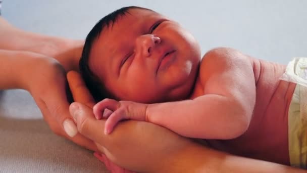 Χαρούμενη οικογενειακή ιδέα. Αξιολάτρευτο νεογέννητο αγοράκι που κοιμάται στην αγκαλιά των γονιών του. Ενηλίκων χέρια κρατώντας νεογέννητο παιδί. Παιδική ηλικία, βρεφική ηλικία, μητρότητα. 4 k βίντεο — Αρχείο Βίντεο