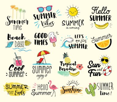  Yaz etiketleri, logolar, çizilmiş Etiketler el ve öğeleri yaz tatil, seyahat, beach tatil, güneş için ayarlayın. Vektör çizim. 