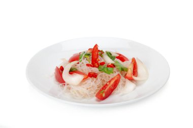 Beyaz seramik tabakta baharatlı şehriye salatası kesme yolu ile beyaz arka planda izole